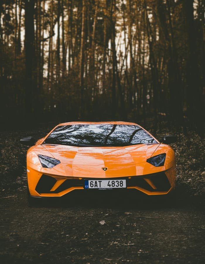 Carro popular em ambiente urbano